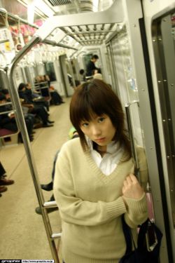 女子喂乌龟火龙果第2天获炫彩神龟